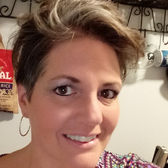 Meet your Posher, Cynthia - Picture 1 of 1